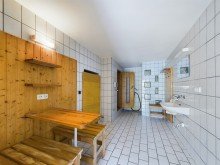Wellnesbereich **Nach 10 Wochen verkauft!** Gro�z�giges Ein-Zweifamilienhaus mit sonnigem Garten und vier Garagen!