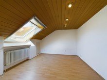 Kinderzimmer **Nach 10 Wochen verkauft!** Gro�z�giges Ein-Zweifamilienhaus mit sonnigem Garten und vier Garagen!