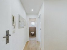 Flur Bad-WC **Nach 8 Wochen verkauft!** Frisch renovierte 4-Zimmer-Wohnung mit Balkon und Garage in Biberach!