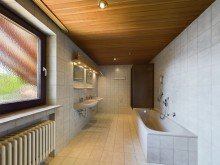 Tageslichtad DG **Nach 10 Wochen verkauft!** Gro�z�giges Ein-Zweifamilienhaus mit sonnigem Garten und vier Garagen!
