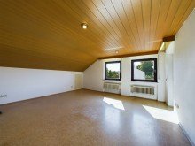 Wohnbereich DG **Nach 10 Wochen verkauft!** Gro�z�giges Ein-Zweifamilienhaus mit sonnigem Garten und vier Garagen!