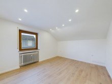 Dachgeschoss_Schlafzimmer **Nach 12 Wochen verkauft!** Einziehen oder vermieten! Renovierte 3-Zimmer-Wohnung in Bellenberg!