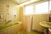 1. Badezimmer OG **Nach einer Woche verkauft!** Mehrgenerationenhaus mit Gestaltungspotenzial in zentraler und ruhiger Lage von Wei�enhorn!