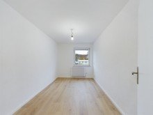 Kinderzimmer 2 **Nach 8 Wochen verkauft!** Frisch renovierte 4-Zimmer-Wohnung mit Balkon und Garage in Biberach!