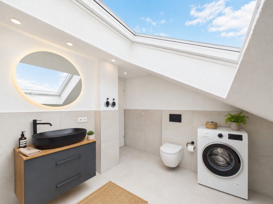 Einrichtungsbeispiel Tageslichtsbad Dachgeschosswohnung Wei�enhorn