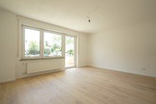 Wohnbereich **Nach einer Woche verkauft!** Modernisierte 3-Zimmer-Wohnung mit sonnigem Balkon und Tageslichtbad in idealer Lage!