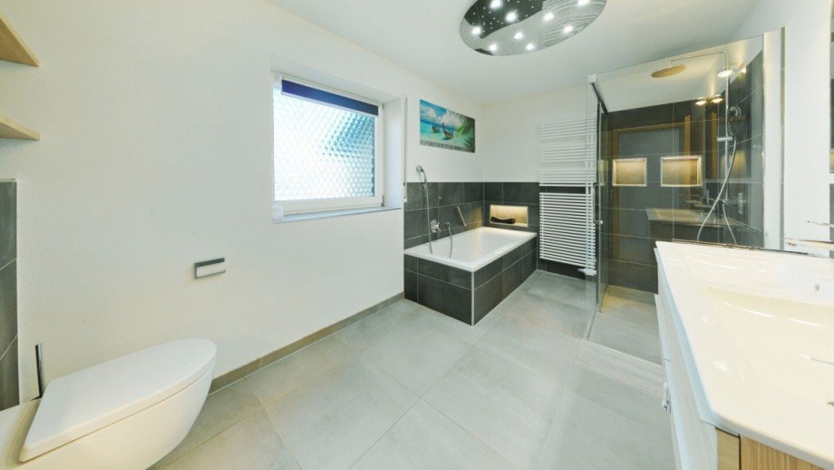 Badezimmer Erdgeschosswohnung Rot an der Rot