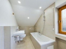 Dachgeschoss_Badezimmer **Nach 12 Wochen verkauft!** Einziehen oder vermieten! Renovierte 3-Zimmer-Wohnung in Bellenberg!