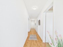 Flur **Verkauft** Gro�z�gige und lichtdurchflutete 4-Zimmer-Garten-Wohnung mit zwei Stellpl�tzen!