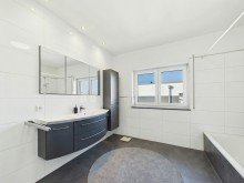 Tageslichtbad OG Erbach - Ruhig wohnen, modern leben: Haus mit Garten & Wellnessbereich!