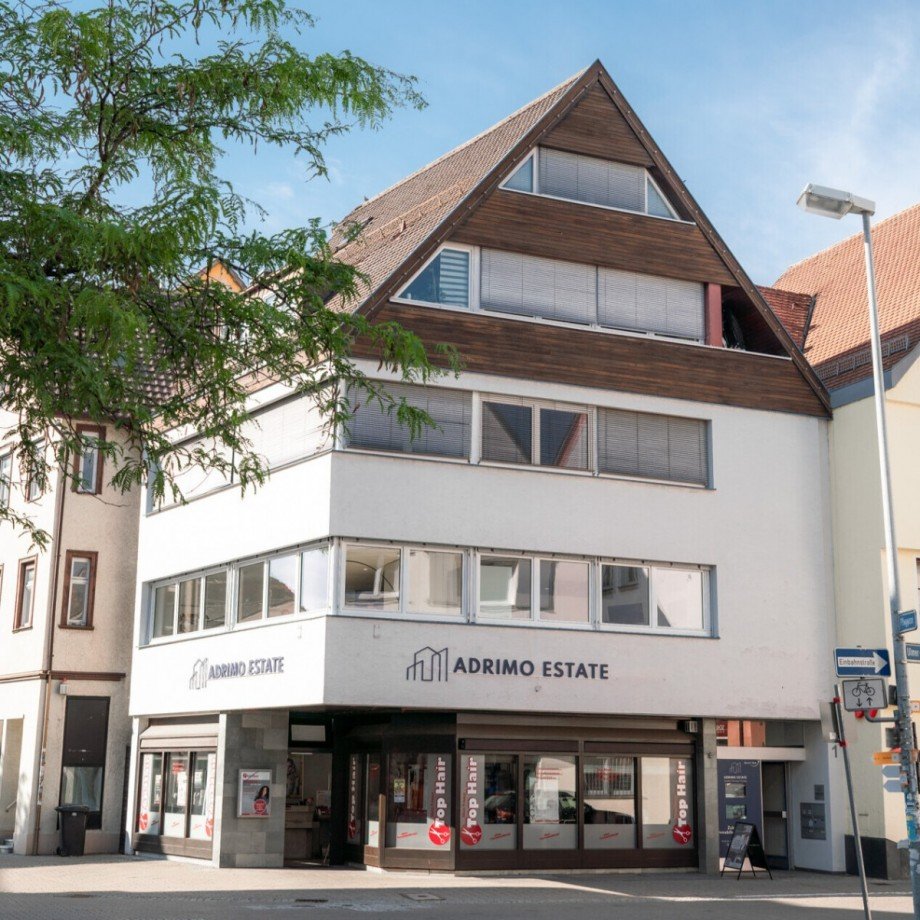 Fassade mit beleuchteter Werbeanlage - so kann Ihr Au�enauftritt aussehen. B�rofl�che Biberach