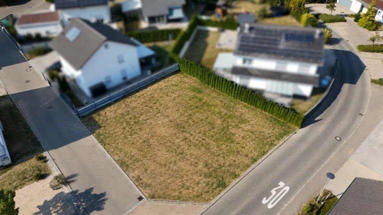 Drohnenaufnahme Ochsenhausen Einfamilienhaus Keine Grundst�ckssuche mehr n�tig - projektiertes Effizienzhaus auf verf�gbarem Baugrundst�ck!