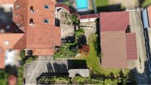 Luftbild **Nach 10 Wochen verkauft!** Gro�z�giges Ein-Zweifamilienhaus mit sonnigem Garten und vier Garagen!