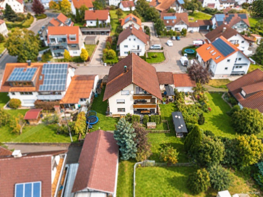 Luftbild 3 visualisiert Erdgeschosswohnung Rot an der Rot