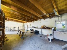 Garage und Werkstatt **Nach 10 Wochen verkauft!** Gro�z�giges Ein-Zweifamilienhaus mit sonnigem Garten und vier Garagen!