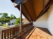 Balkon **Nach 10 Wochen verkauft!** Gro�z�giges Ein-Zweifamilienhaus mit sonnigem Garten und vier Garagen!