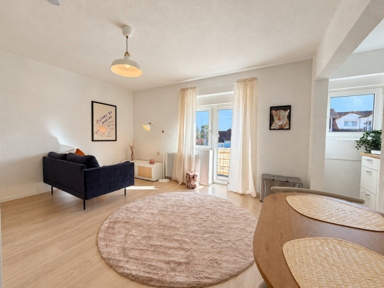 Wohn-Essbereich Linkes Zimmer V�hringen Etagenwohnung Ideal f�r 2 Freunde! Voll m�blierte 2-Zimmer-Wohnung mit 2 K�chen & Balkon in V�hringen!