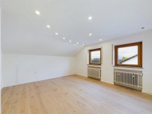 Dachgeschoss_Wohnzimmer **Nach 12 Wochen verkauft!** Einziehen oder vermieten! Renovierte 3-Zimmer-Wohnung in Bellenberg!