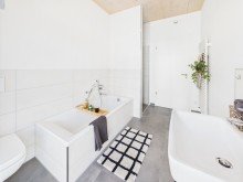 Tageslichtbad **Verkauft** Gro�z�gige und lichtdurchflutete 4-Zimmer-Garten-Wohnung mit zwei Stellpl�tzen!