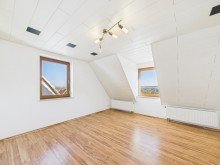 Kinderzimmer DG **Verkauft**Kapitalanleger aufgepasst! Renditestarkes Zweifamilienhaus in einer Zukunftsregion - Provisionsfrei!