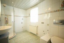 2. Badezimmer DG **Nach einer Woche verkauft!** Mehrgenerationenhaus mit Gestaltungspotenzial in zentraler und ruhiger Lage von Wei�enhorn!