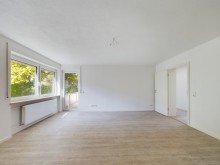 Wohnbereich **Nach drei Wochen verkauft!** Attraktive 3-Zimmer-Wohnung mit Tageslichtbad und Balkon sowie Einzelgarage in Biberach!