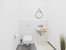 G�ste-WC **Verkauft** Gro�z�gige und lichtdurchflutete 4-Zimmer-Garten-Wohnung mit zwei Stellpl�tzen!