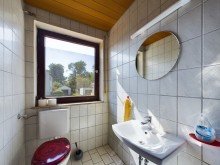 WC EG **Nach 10 Wochen verkauft!** Gro�z�giges Ein-Zweifamilienhaus mit sonnigem Garten und vier Garagen!