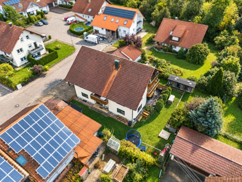 Luftbild 2 visualisiert Erdgeschosswohnung Rot an der Rot